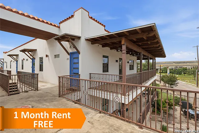 1542 N Alamo St #201