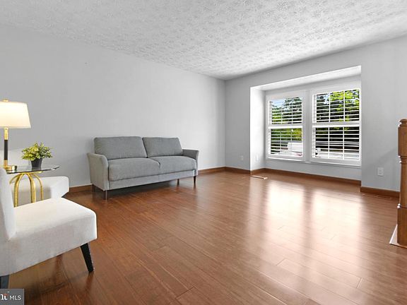 3rd image of 885 Chestnut View Ct