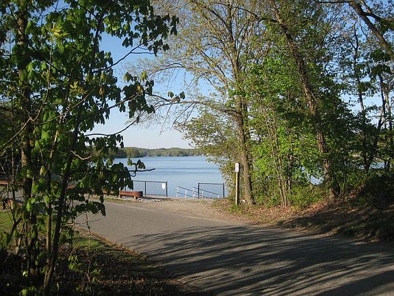 5th image of 1238 Lakeside Dr E