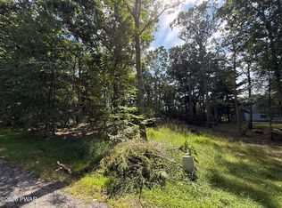 202 Broadmoor Dr, Hawley, PA 18428