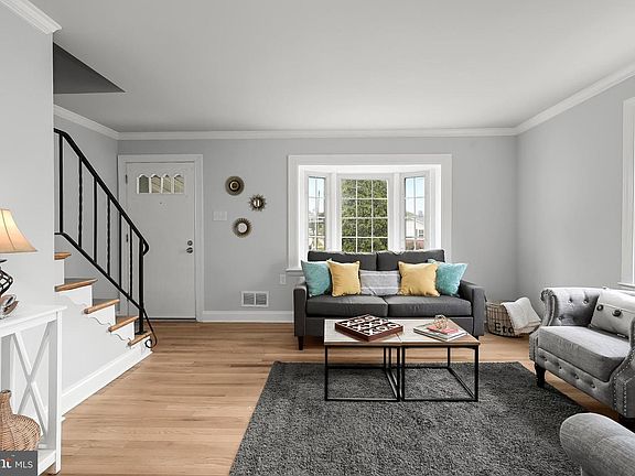 4th image of 15 Colonial Dr