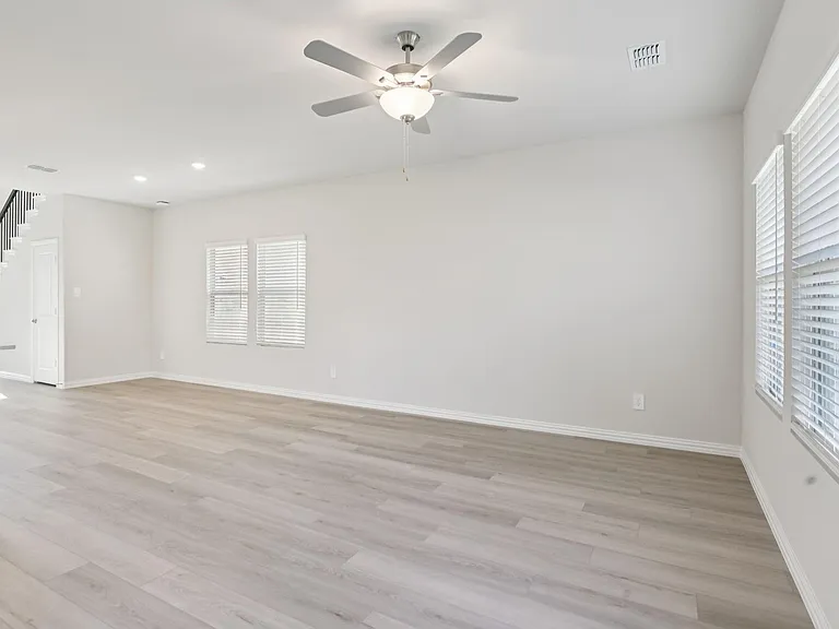 717 Leavenworth Dr — Photo 13