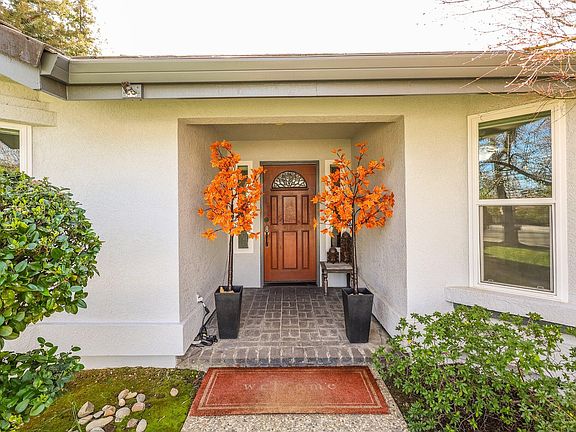 2nd image of 3853 Siskiyou St