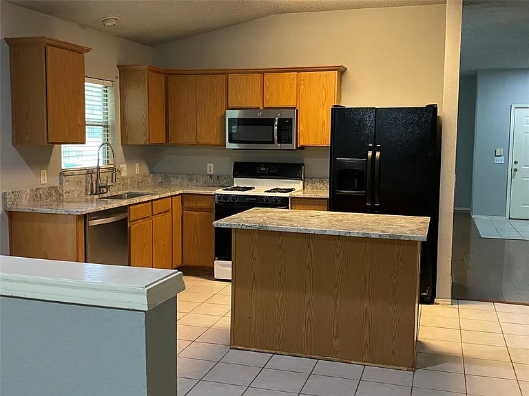 1317 Springcreek Dr — Photo 3
