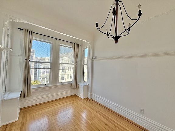3rd image of 987 Oak St #1/2