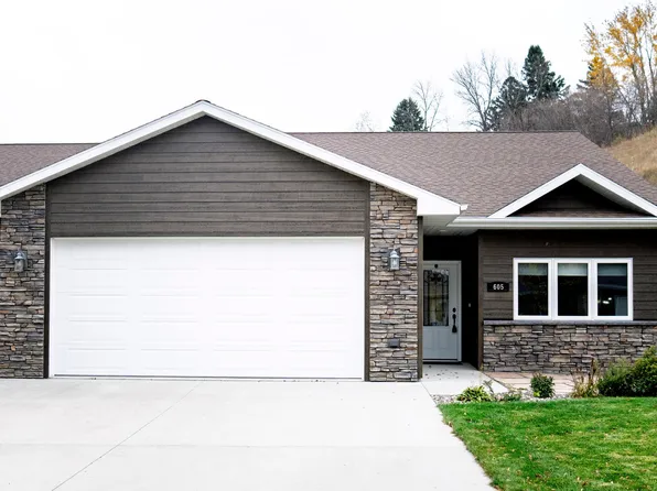 605 11th St SW, Jamestown, ND 58401