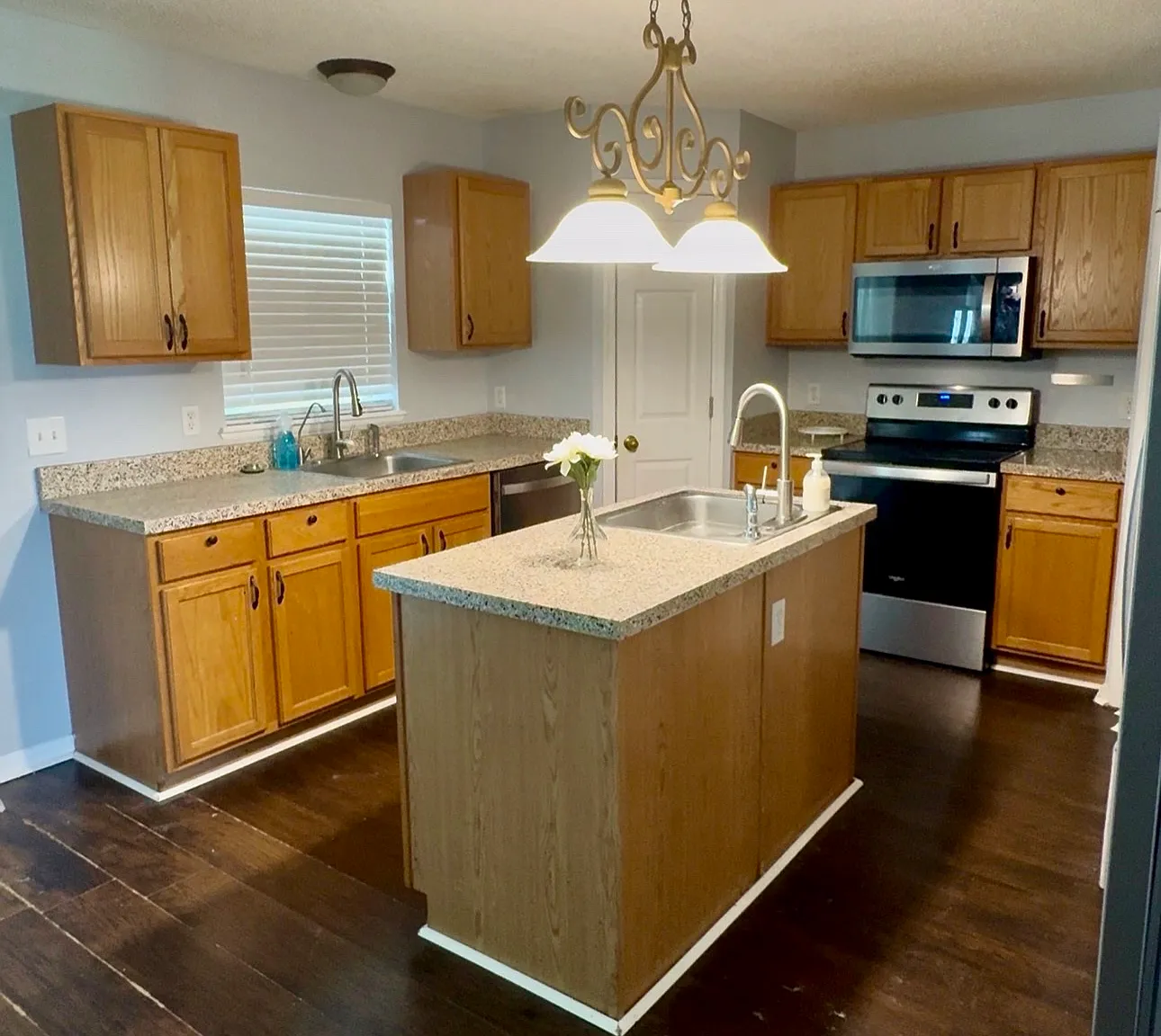 4 bed, 2.5 bath, 2802 sqft, $3,400 — Photo 4