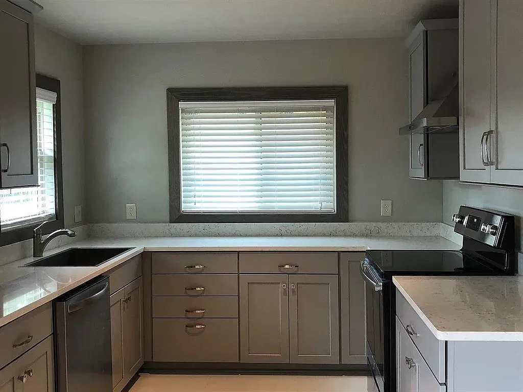 3 bed, 1.0 bath, 1070 sqft, $1,700 — Photo 2
