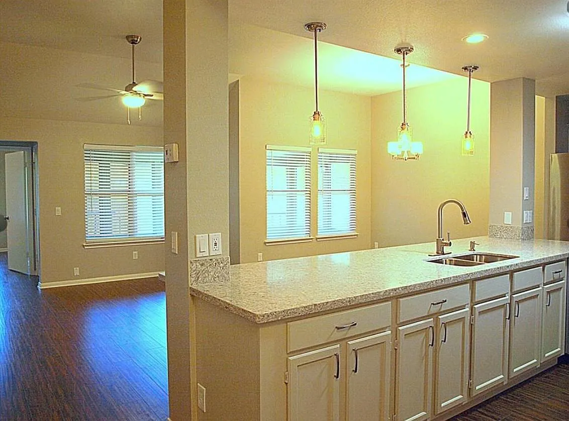 3 bed, 2.0 bath, 1279 sqft, $1,895 — Photo 2