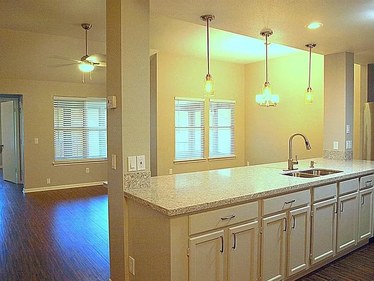 2200 Larston Ln — Photo 2