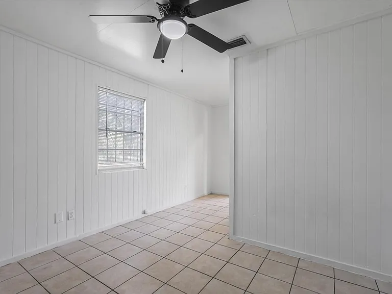 2352 Yorkshire Dr — Photo 13