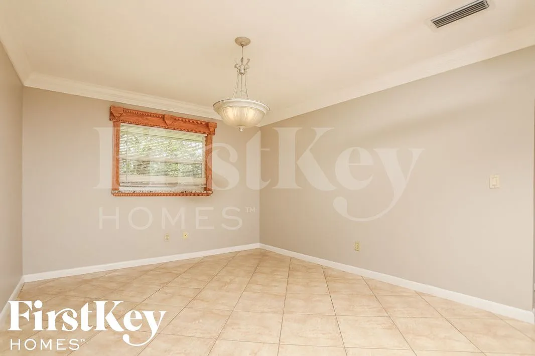 4 bed, 2.0 bath, 2414 sqft, $2,905 — Photo 4