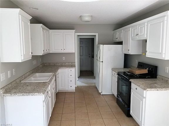 3rd image of 5 Greenmont Ct Unit 5