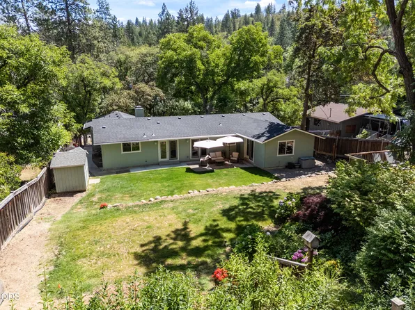 832 S 3rd St, Jacksonville, OR 97530