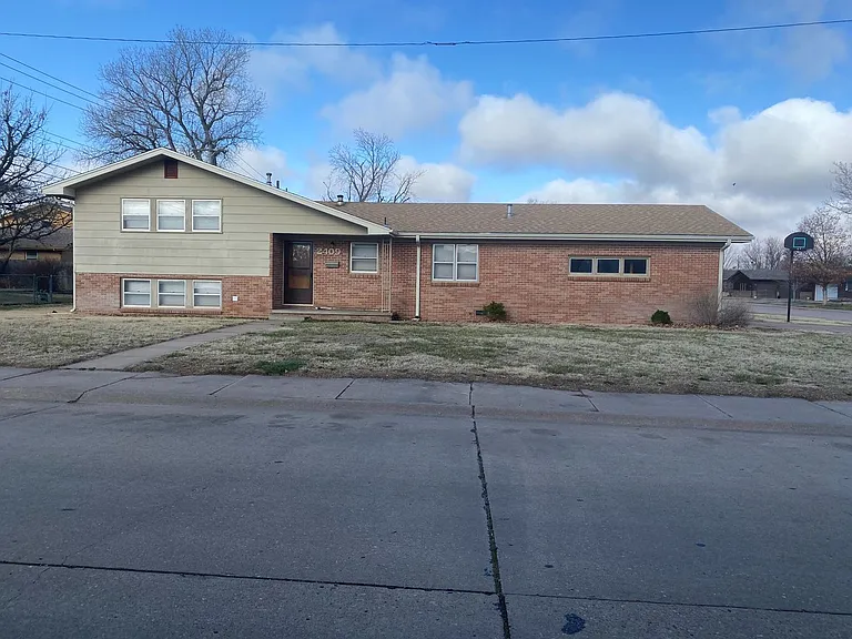2409 Jackson St — Photo 1
