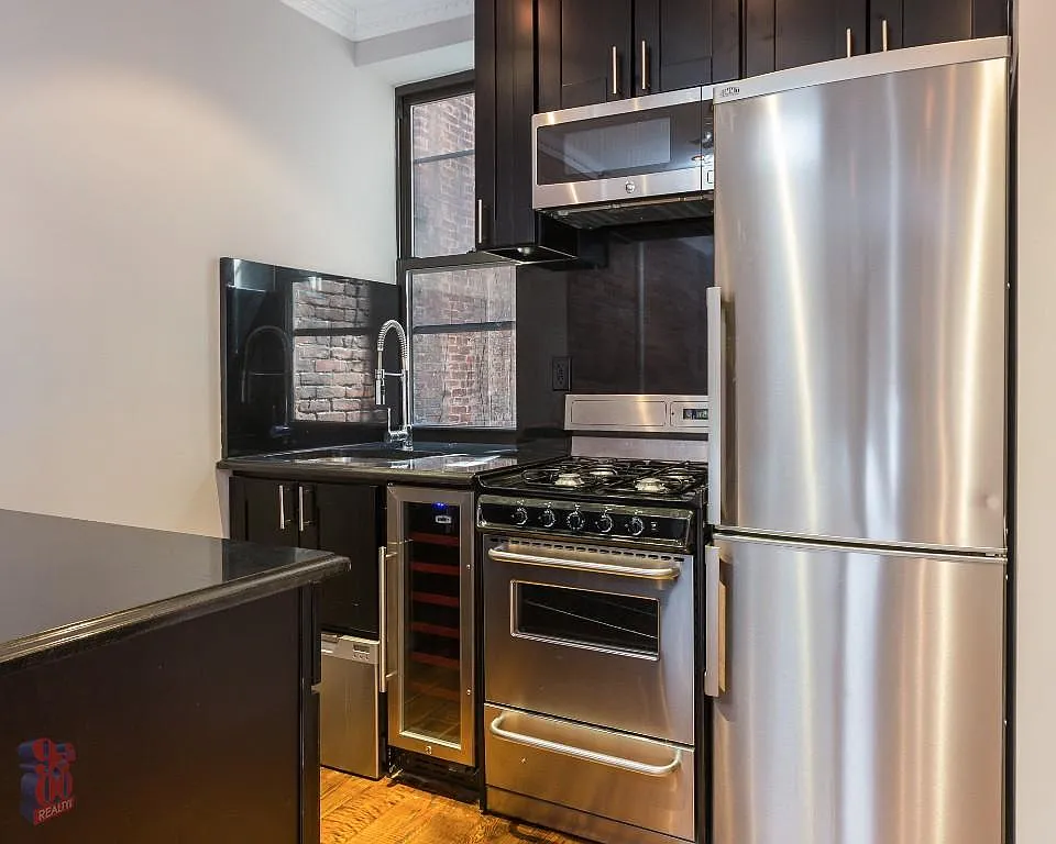 438 West 52nd Street — Photo 2