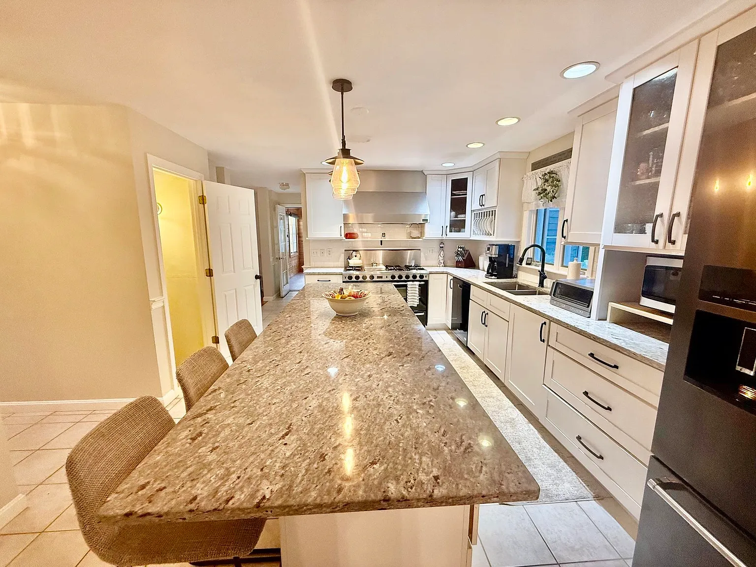 4 bed, 3.5 bath, 3732 sqft, $5,100 — Photo 4