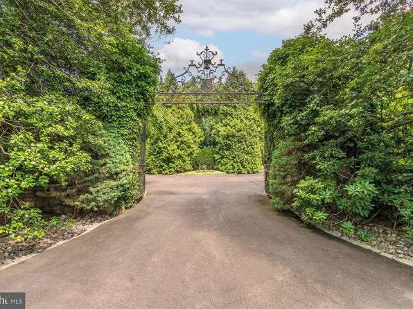 1035 Wright Dr, Huntingdon Valley, PA 19006