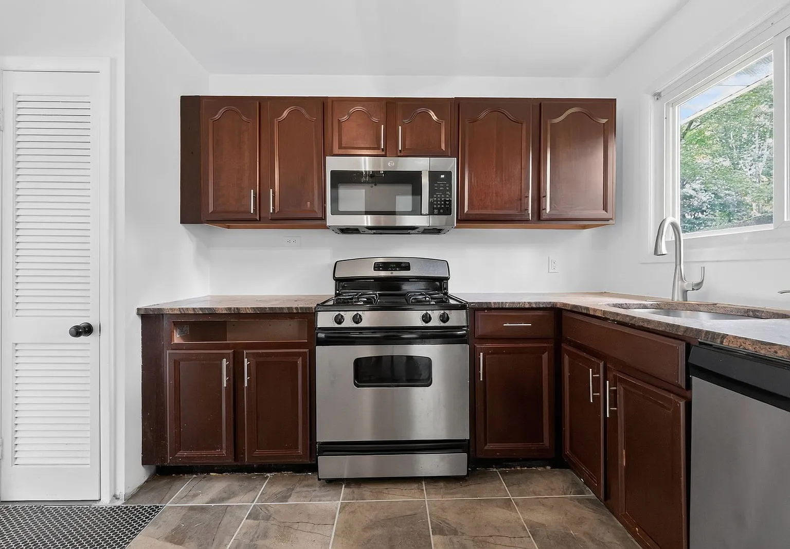 5 bed, 2.0 bath, 1135 sqft, $3,500 — Photo 3