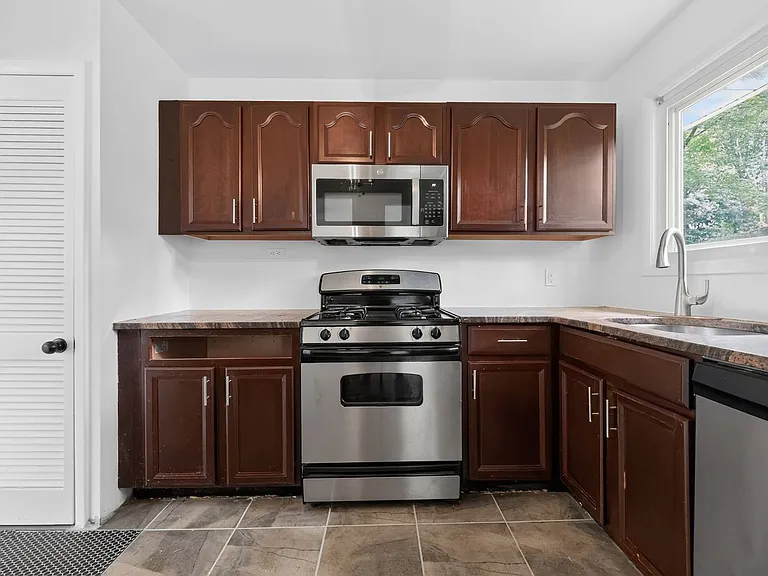 1700 Jarvis Ave — Photo 4