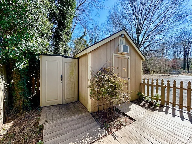 2127 Pimmit Dr — Photo 23