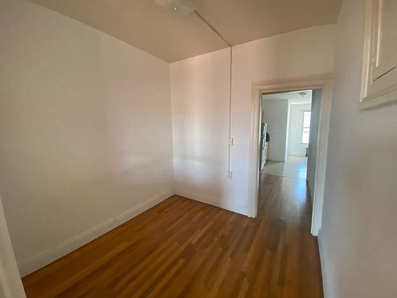 3rd image of 160 Bedford Ave APT 4L