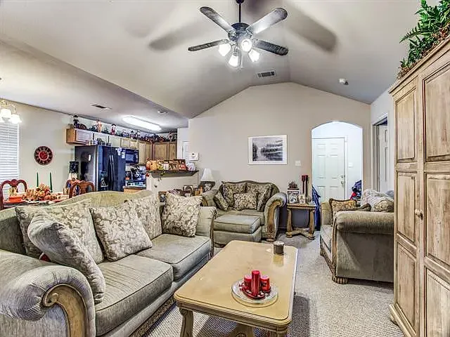 3 bed, 1320 sqft, $2,100 — Photo 3