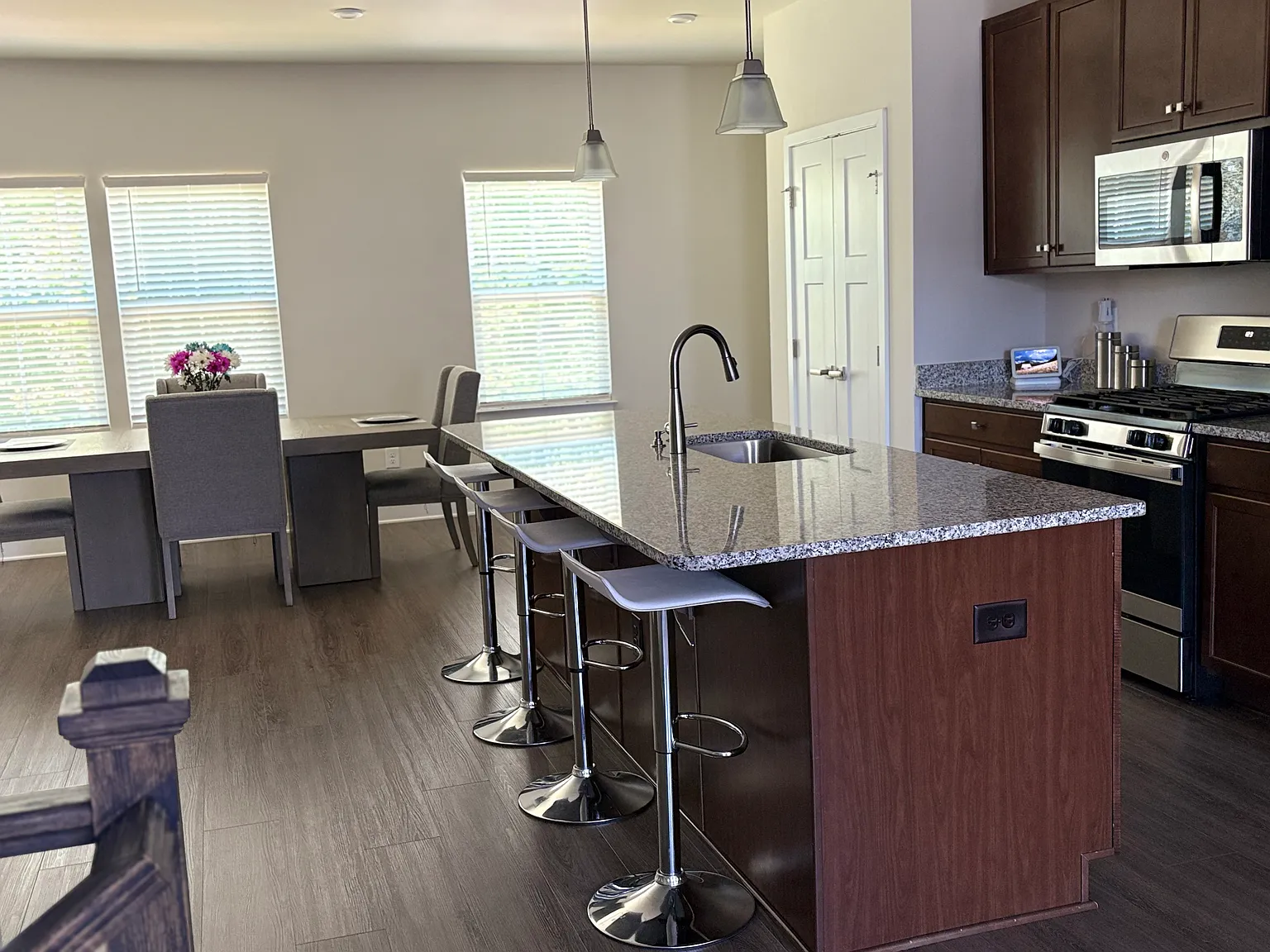 3 bed, 2.5 bath, 1700 sqft, $2,600 — Photo 2