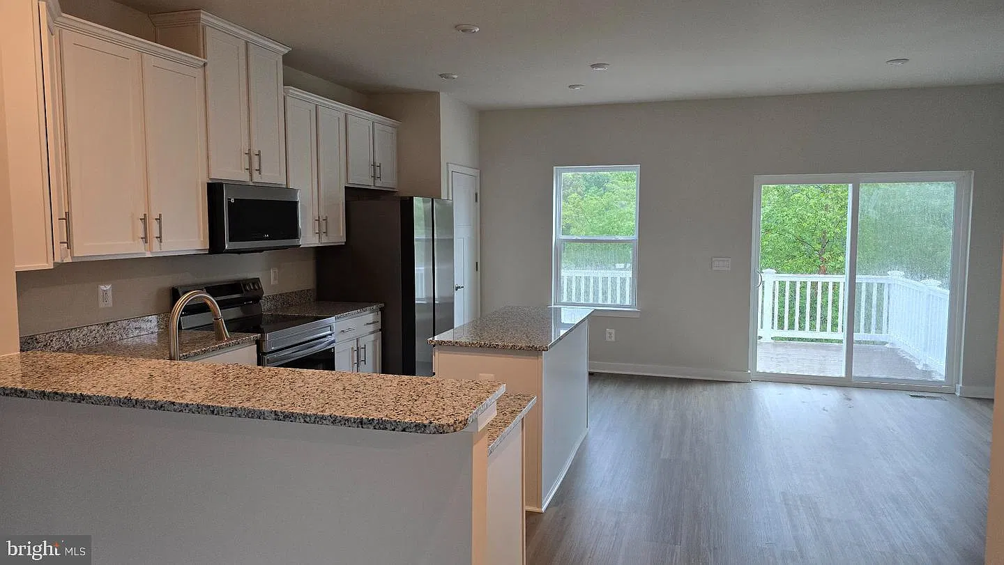 4 bed, 3.5 bath, 2100 sqft, $2,363 — Photo 4