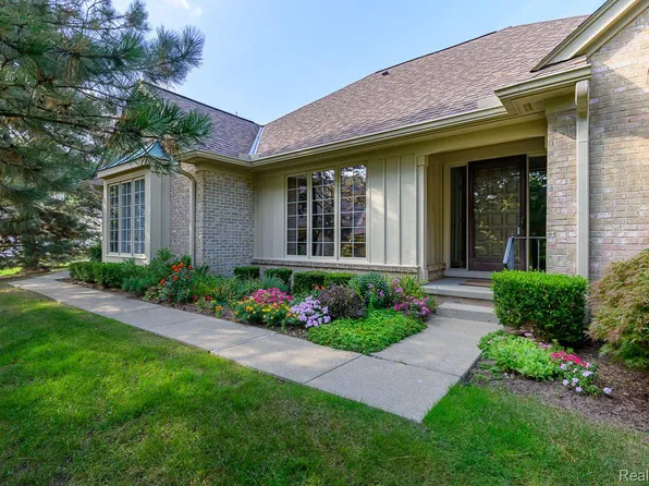 2462 Hickory Glen Dr, Bloomfield Hills, MI 48304