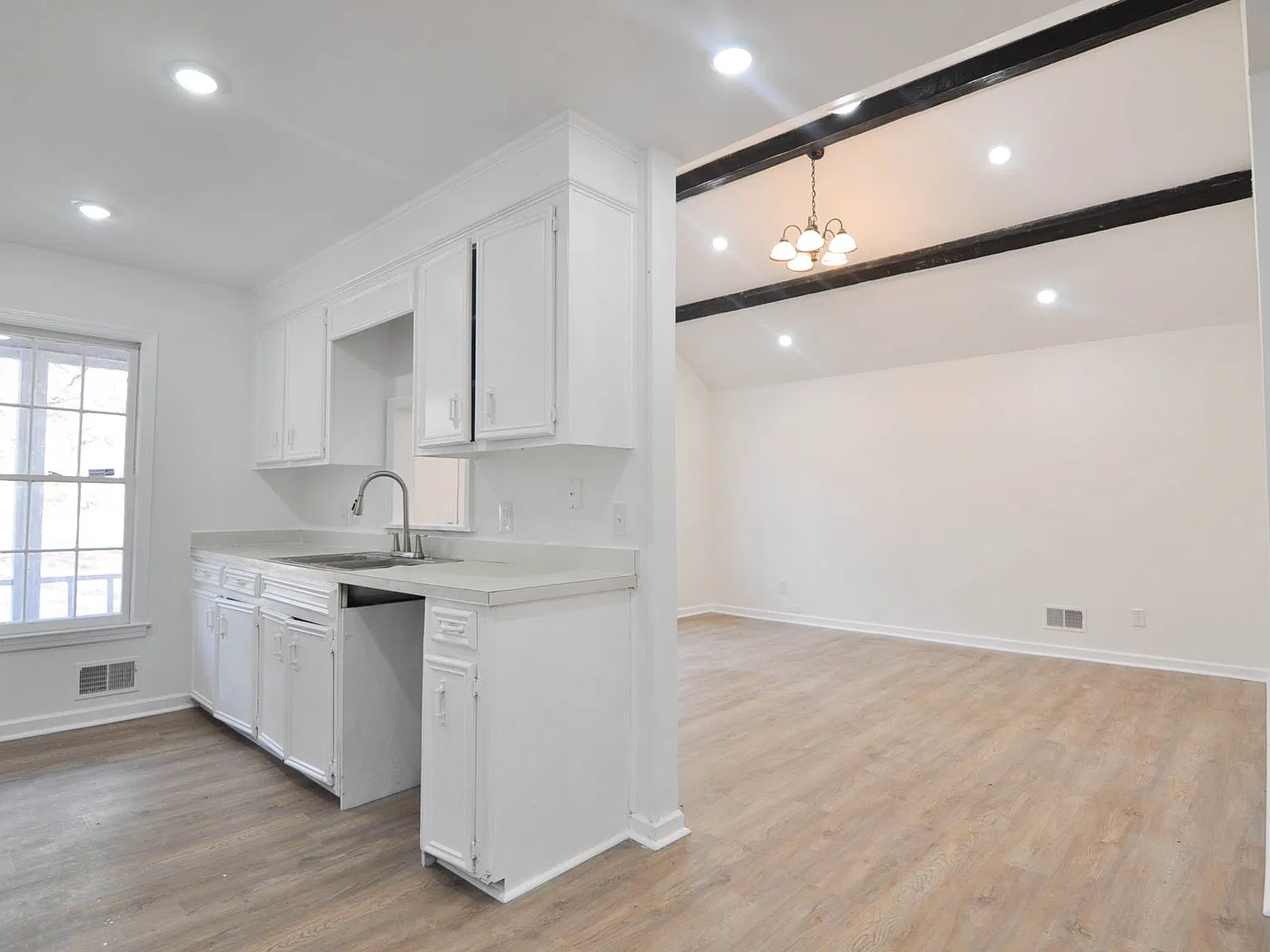 3 bed, 1.5 bath, 1400 sqft, $1,500 — Photo 4