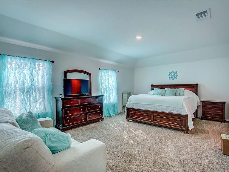 1004 Basswood Ln — Photo 8