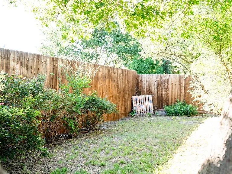 1215 Dorchester Dr — Photo 22