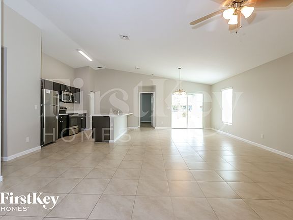 4th image of 2937 SW Moody Ter