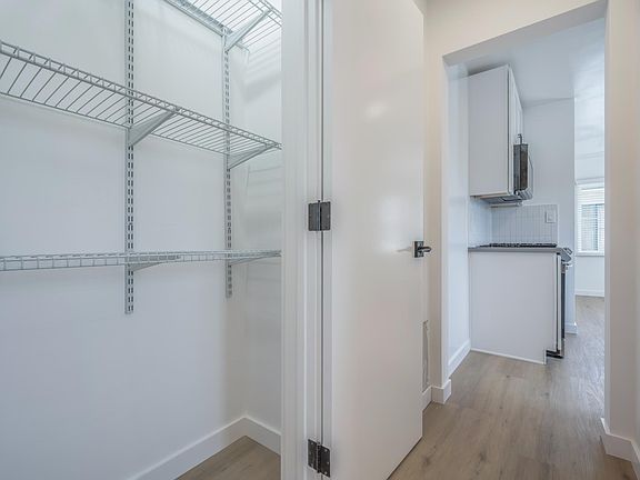 4th image of 3201 S Barrington Ave Unit 6