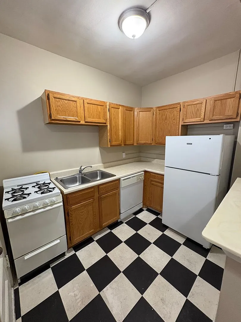 Monticello Apartments (520 S. 31st St.) — Photo 3