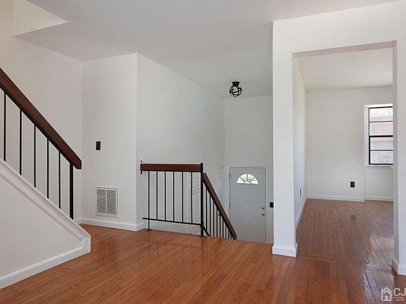 4th image of 2706 N Oaks Blvd