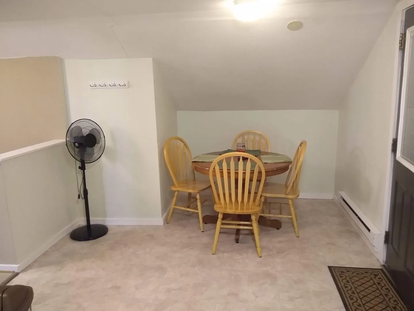 Close to Downtown Upper Level Apartment — Photo 3