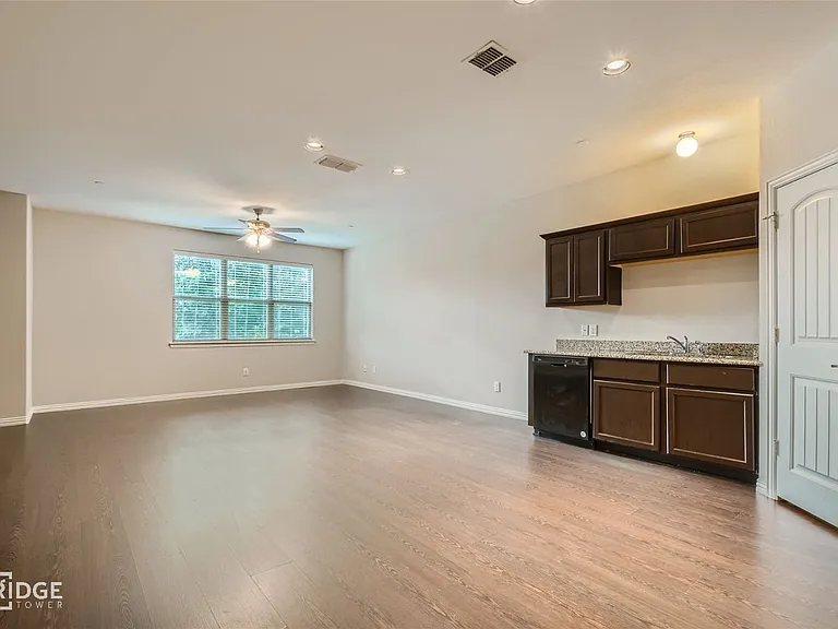1312 Lake Crest Ln — Photo 3