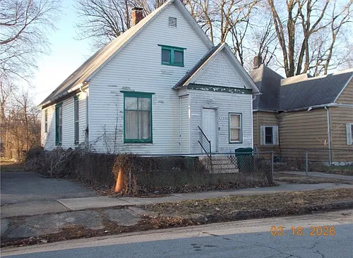 415 E Division St Photo 1