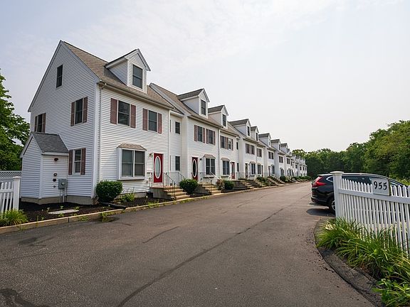 3rd image of 955 Pleasant St #2