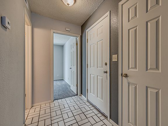 Lexington Commons - Entry