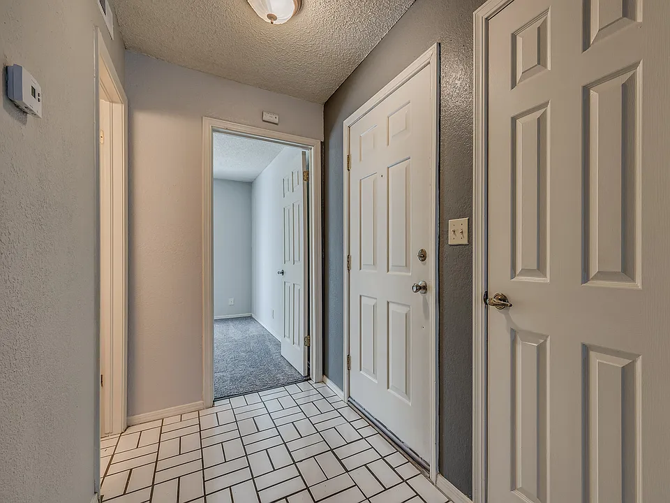 Lexington Commons - Entry