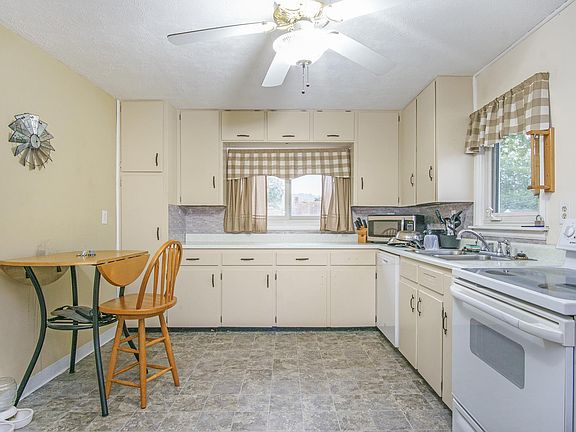 5th image of 909 S Logan St