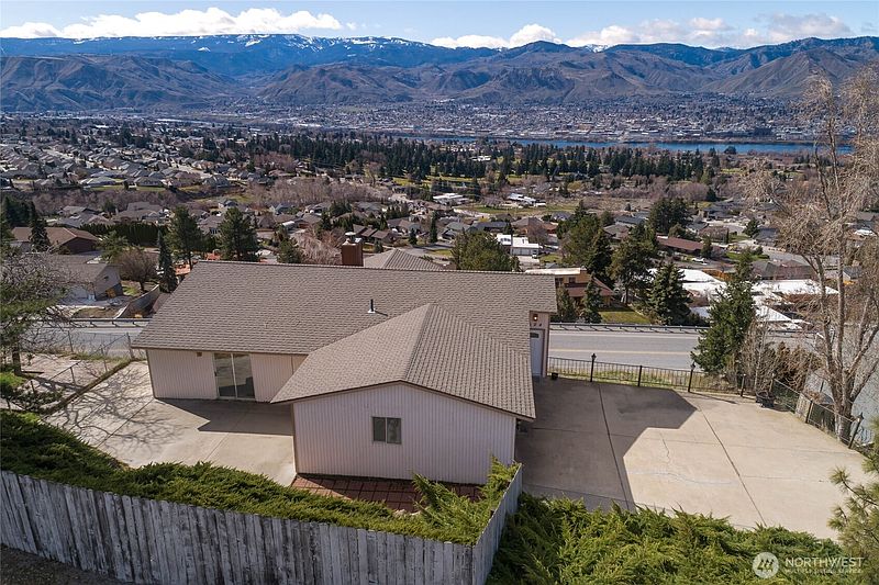 3rd image of 624 Daniels Drive NE
