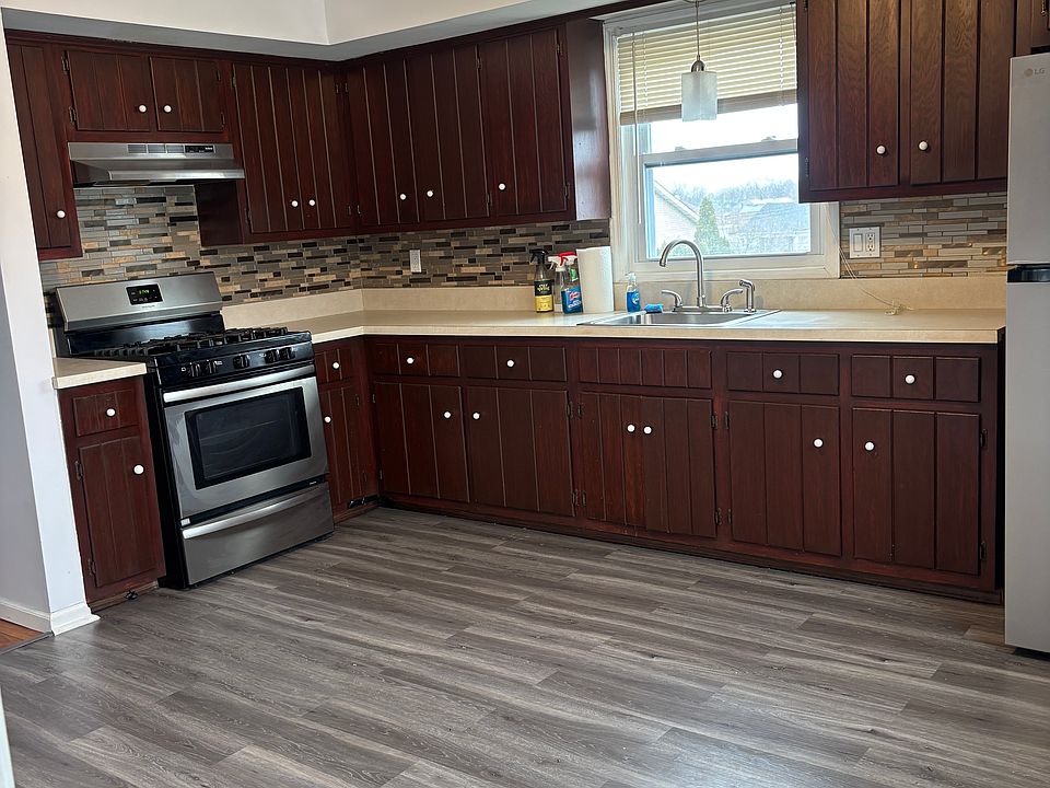 1st image of 130 Swinnerton St Floor 2