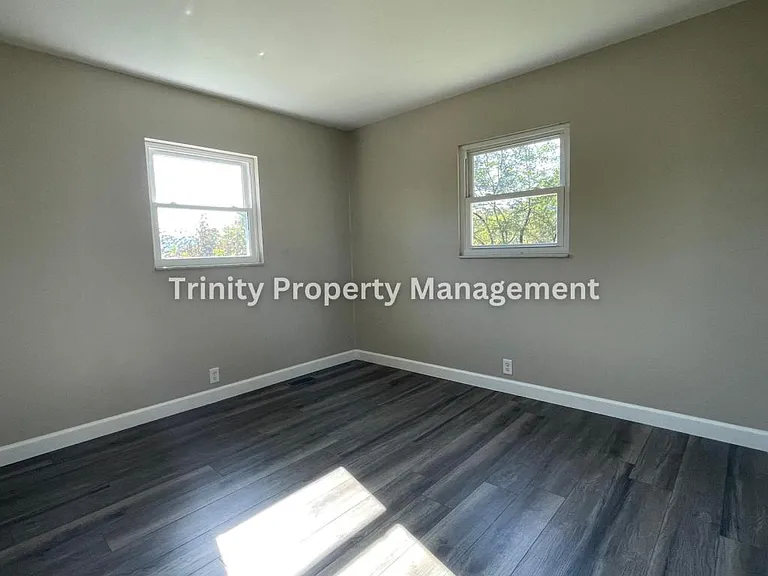 305 Michael St — Photo 12