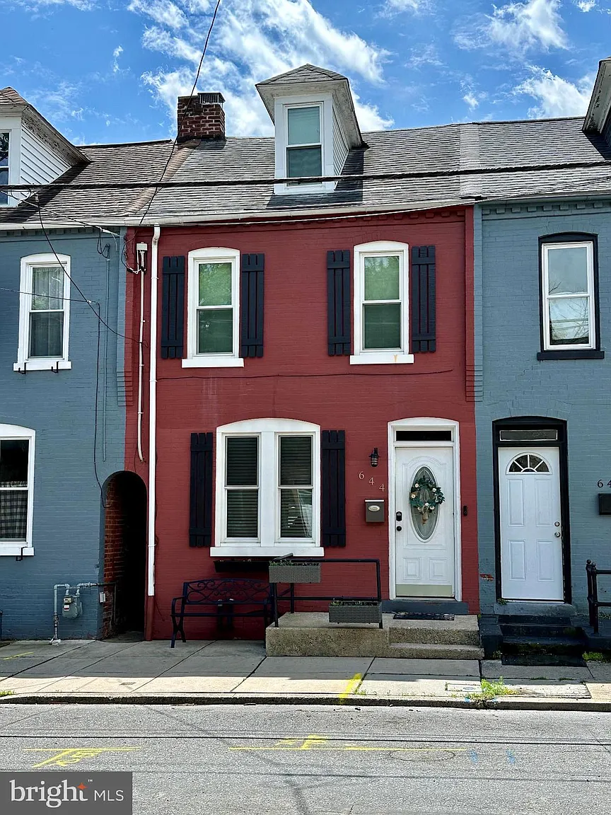 644 1st St photo 1