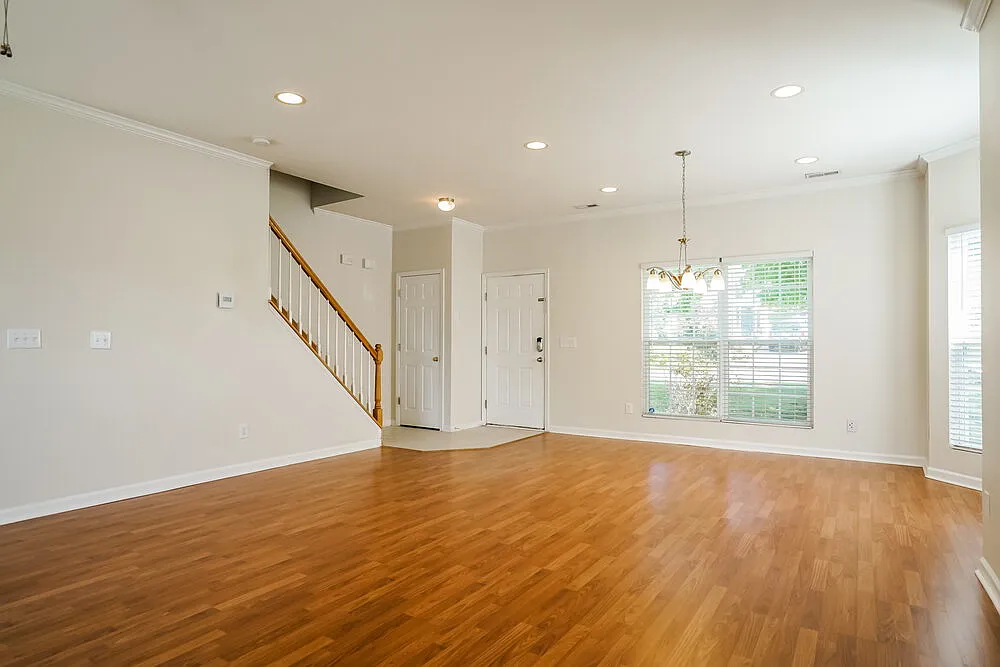 3 bed, 2.5 bath, 2024 sqft, $2,365 — Photo 4