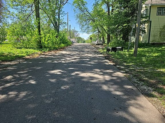 5th image of 104 N Hughes St